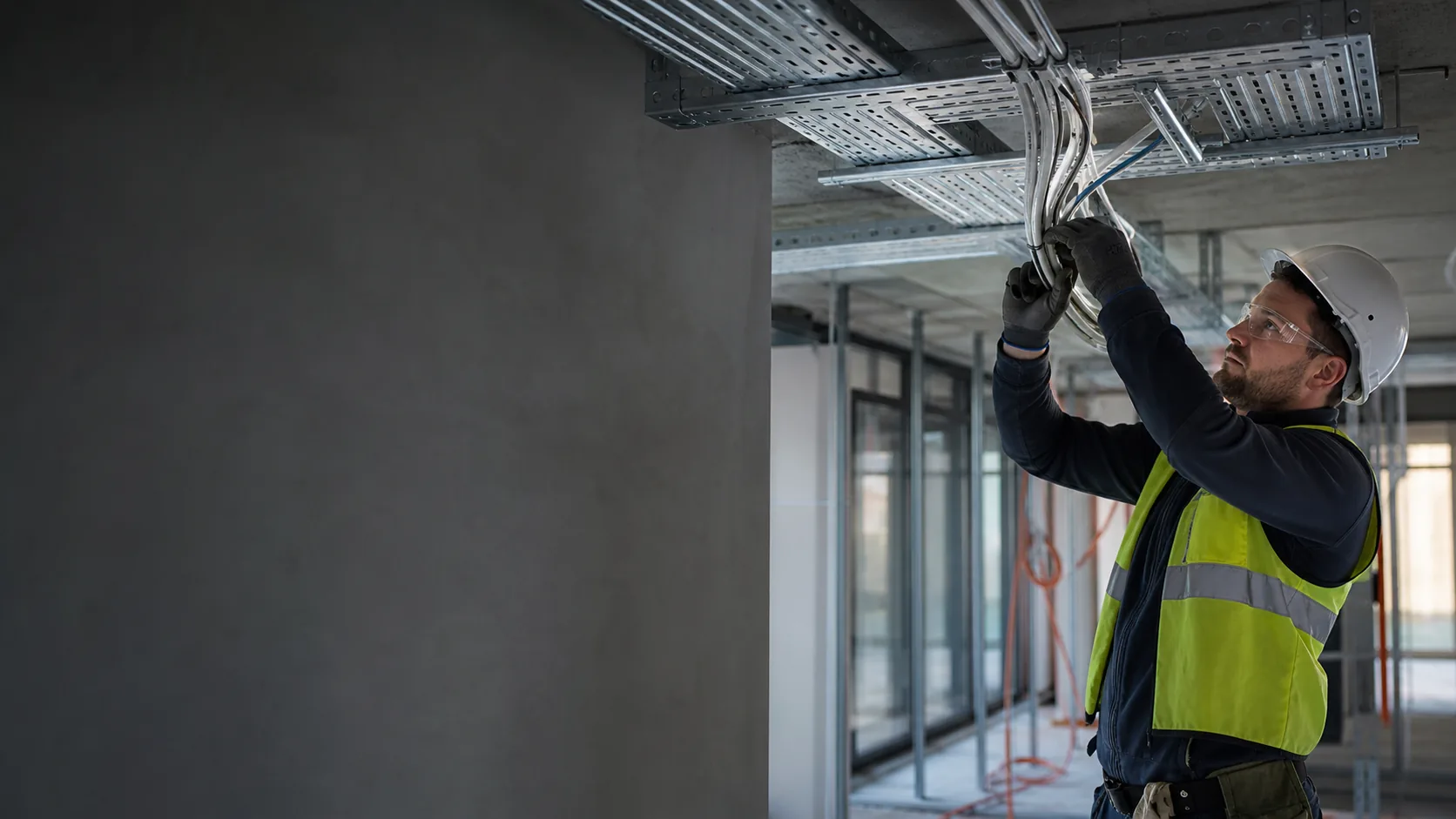 Elektros montavimo darbai komercinio objekto kabelių trasoje